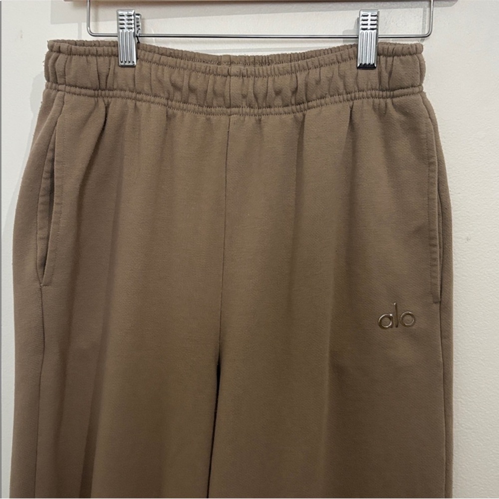 ALO Yoga Accolade Straight Leg Sweatpants in Gravel - Picture 4 of 8